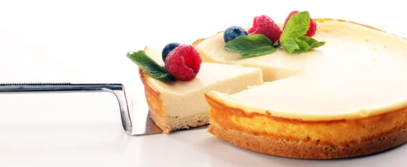 Vlies Fototapete Dessert Hausgemachter Käsekuchen mit frischen Himbeeren und Minze zum Nachtisch - gesunder Bio-Sommer-Dessertkuchen-Käsekuchen. Vanille-Käse-Kuchen