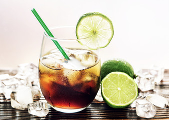 Drink with ice in a glass beaker with a lime slice