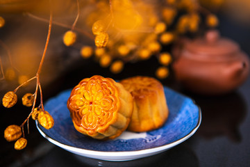 Chinese festival, the family reunited for the Mid-Autumn Festival, enjoying moon cakes,