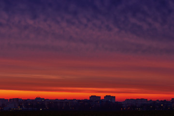 Silhouette der Stadt Magdeburg im Sonnenaufgang