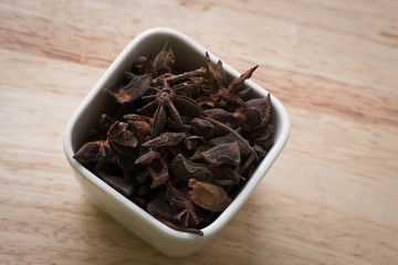 anis estrellado en recipiente de cerámica blanco