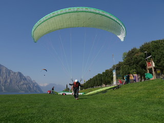 Obraz premium Malcesine - campo volo parapendio del lungolago nord