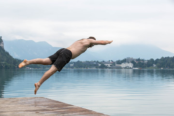 Kopfsprung in den See bei Bled © Dominik Rueß