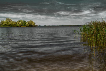 Krajobraz letni nad dziką rzeką