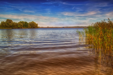 Krajobraz letni nad dziką rzeką