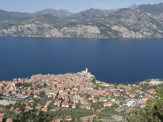 Fototapeta na wymiar Malcesine - panorama dalla statua della Madonna dell'Accoglienza località Rocchetta