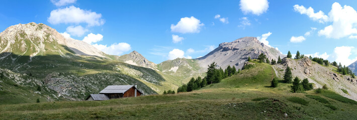 Photo de paysage panoraminque de haute montagne et de chemins de randonnée dans les alpes
