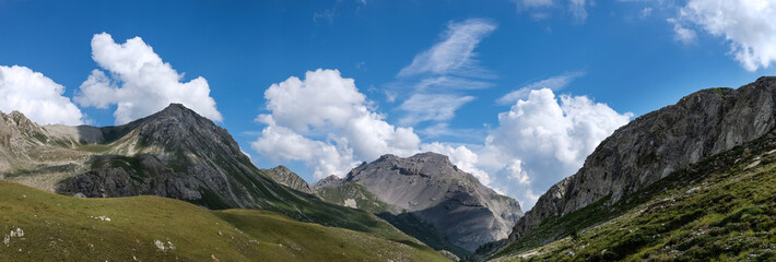 Naklejka na ściany i meble Photo de paysage panoraminque de haute montagne et de chemins de randonnée dans les alpes