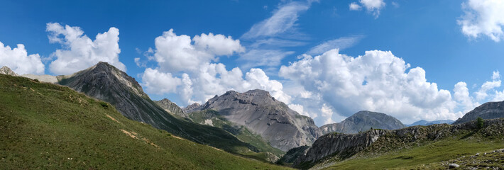 Photo de paysage panoraminque de haute montagne et de chemins de randonnée dans les alpes