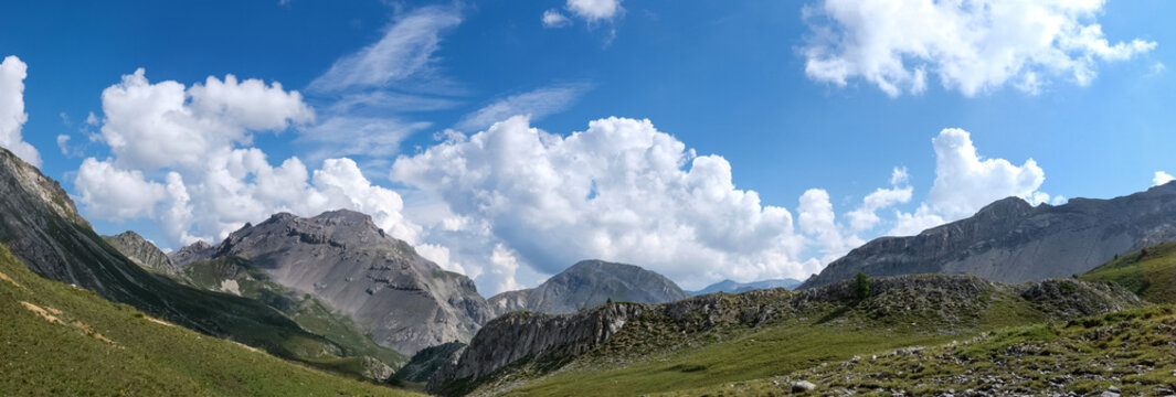 Photo de paysage panoraminque de haute montagne et de chemins de randonnée dans les alpes