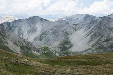 Photo de paysage panoraminque de haute montagne et de chemins de randonnée dans les alpes