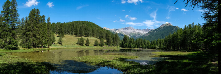 Photo de paysage panoraminque de haute montagne et de chemins de randonnée dans les alpes