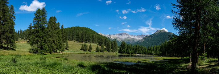 Photo de paysage panoraminque de haute montagne et de chemins de randonnée dans les alpes
