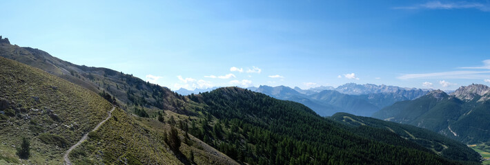 Photo de paysage panoraminque de haute montagne et de chemins de randonn&eacute;e dans les alpes