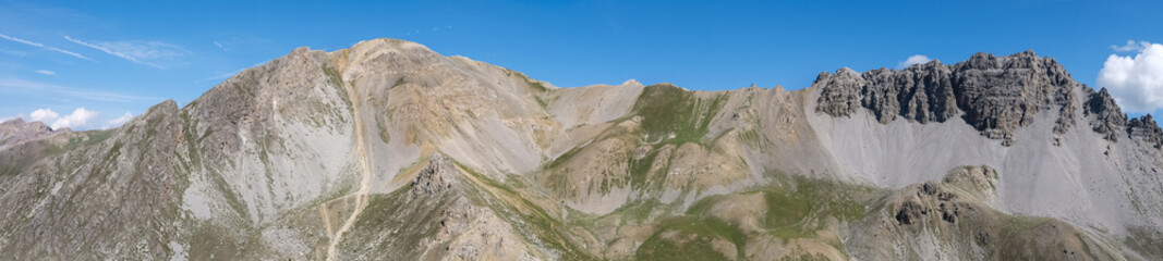 Photo de paysage panoraminque de haute montagne et de chemins de randonnée dans les alpes