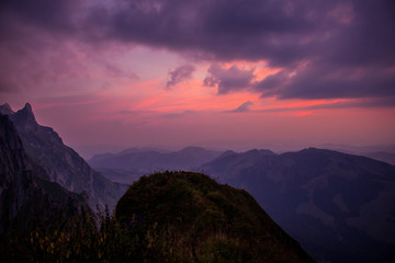 Sonnenuntergang in den Schweizer Bergen