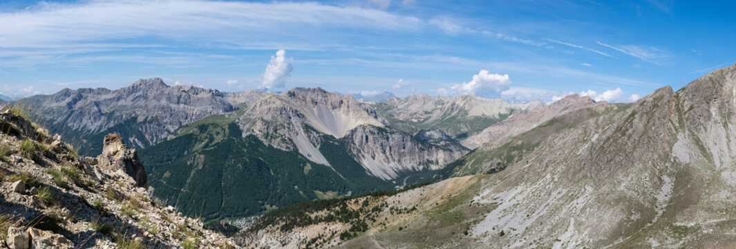 Photo de paysage panoraminque de haute montagne et de chemins de randonnée dans les alpes © jkphoto69