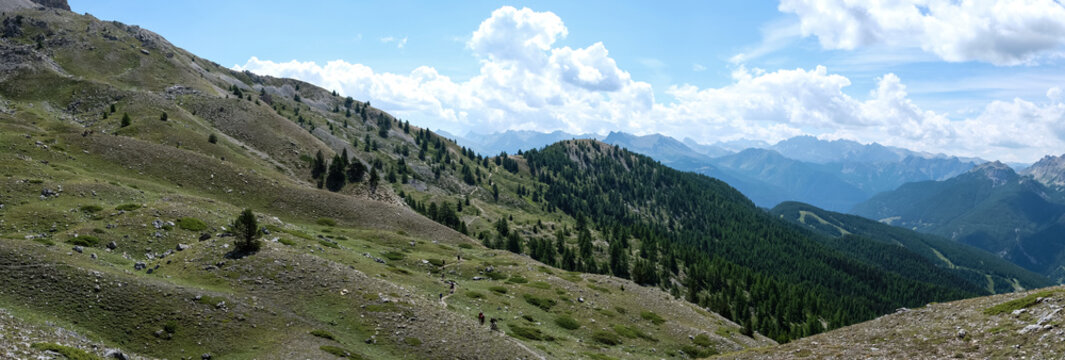 Photo de paysage panoraminque de haute montagne et de chemins de randonnée dans les alpes © jkphoto69