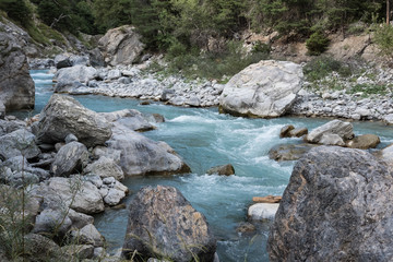 Photo de paysage panoraminque de haute montagne et de chemins de randonnée dans les alpes