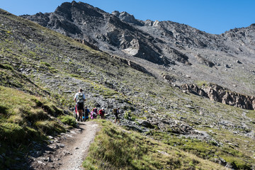 Obraz premium Photo de paysage panoraminque de haute montagne et de chemins de randonnée dans les alpes
