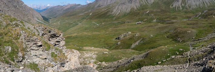 Photo de paysage panoraminque de haute montagne et de chemins de randonnée dans les alpes