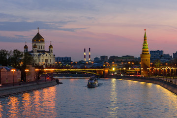 Obraz premium Sunset view of Cathedral of Christ the Savior, Moscow Kremlin and Moscow river. Architecture and landmarks of Moscow, Russia