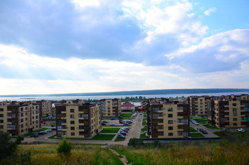 Obraz premium 5floors houses street with parking cars against river