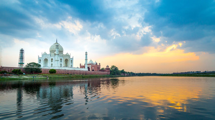 Fototapeta na wymiar coucher de soleil au Taj Mahal en Inde