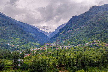 Fototapeta na wymiar Panorama vue Himalaya Inde Manali Montagne