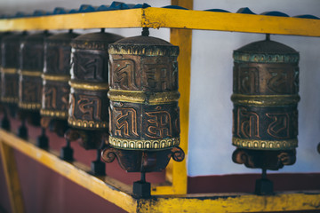 Fototapeta na wymiar Roue Temple Tibetain Manali Inde Himachal Pradesh Monastère