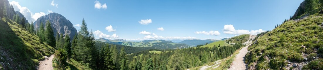 Fototapeta na wymiar Panoramic view on Alpe di Siusi in the Dolomites from Langkofel hiking trail