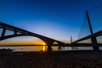 Coucher de soleil sur l'ancien et le nouveau pont de l'Iroise