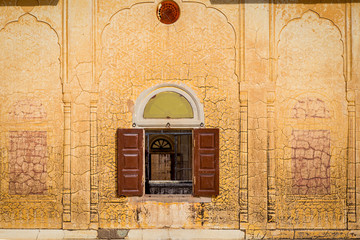 Fototapeta na wymiar Jaipur Fenêtre architecture Inde Temple couleurs Rajasthan