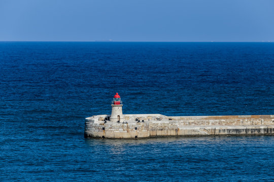 Phare &icirc;le de Malte bleu mer Gozo La Valette
