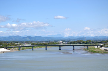 静岡県中西部を流れる菊川と菊川橋（静岡県掛川市・菊川市）