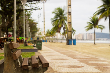 Fototapeta na wymiar Banco na praia de Santos
