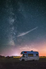 Foto op Plexiglas Camper van kamperen met de Melkweg op de achtergrond © thirdkey