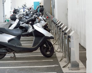 ガード下に設置されたオートバイの駐車場
