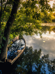 zatopiona łódka na jeziorze © Krzysztof Stasiak