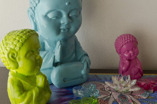 figuras coloridas de buda y flor de loto