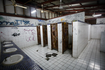 Ghetto Restroom / Toilet - obrazy, fototapety, plakaty