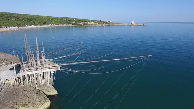antico trabucco su di una spiaggia di peschici, sul gargano