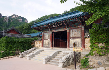 Obraz premium Shinheungsa Buddhist Temple