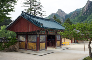 Fototapeta premium Shinheungsa Buddhist Temple