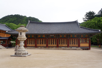 Fototapeta premium Shinheungsa Buddhist Temple