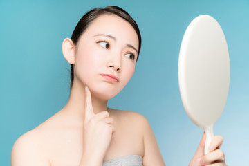 肌をチェックする女性