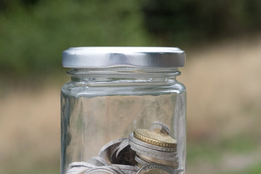 Ein Einmachglas und Euro Münzen