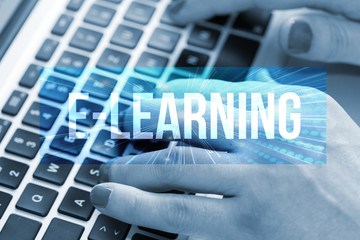Eine Frau am Computer und E-Learning