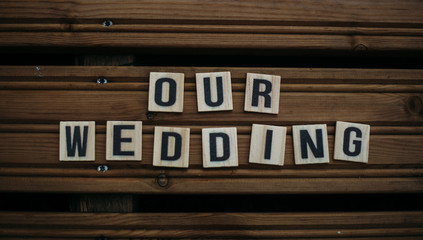 Obraz premium Our wedding. Text on a wooden background