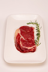 Rumpsteak mit Rosmarin auf Teller